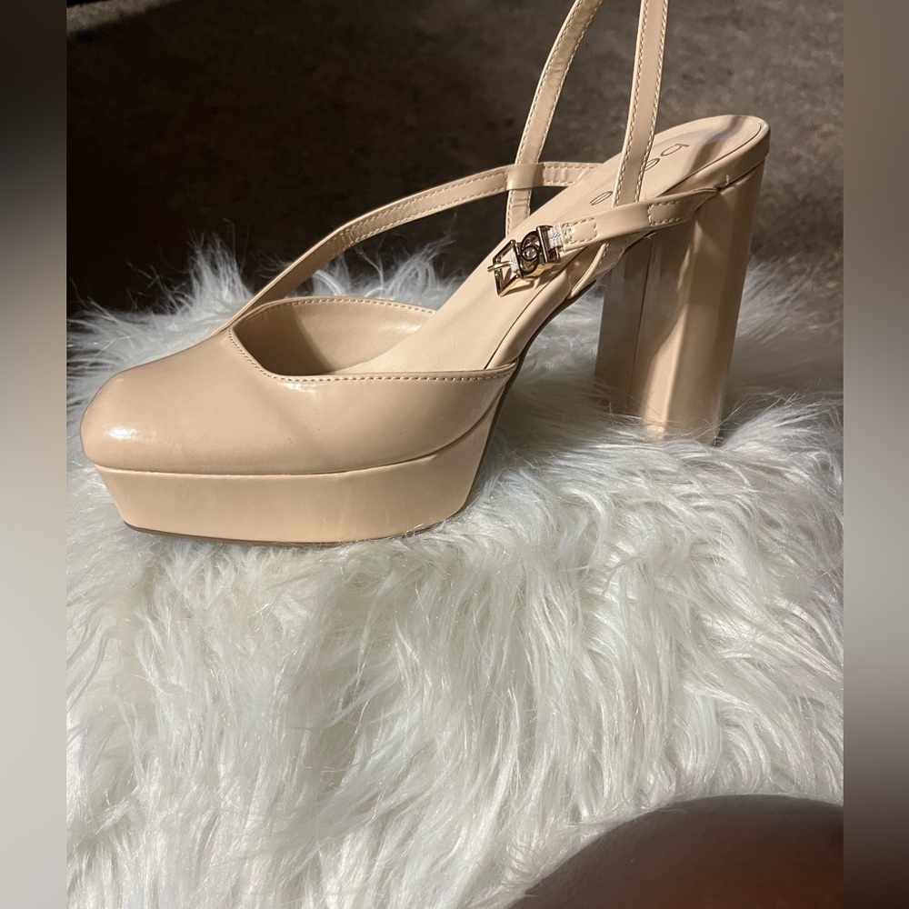 A natural colored, block heel, closed toe cutie💕